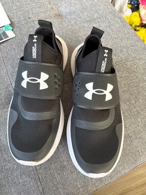 Under Armour s Black and White Slip-On Athletic Sneakers size 9.5
